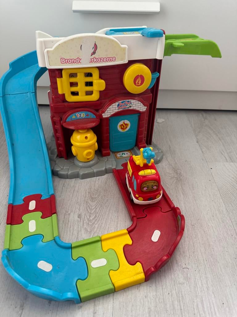 Toet toet auto brandweerkazerne met brandweerauto, Ophalen of Verzenden, Gebruikt