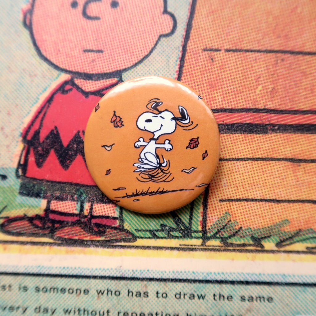 Peanuts Comics Snoopy 44MM Pin Badge Broche Button, Verzamelen, Stripfiguren, Verzenden, Snoopy, Nieuw, Overige typen