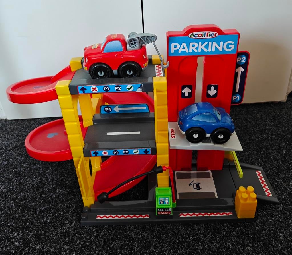 Parkeergarage met lift, slagboom en 2 auto's, Ophalen, Gebruikt