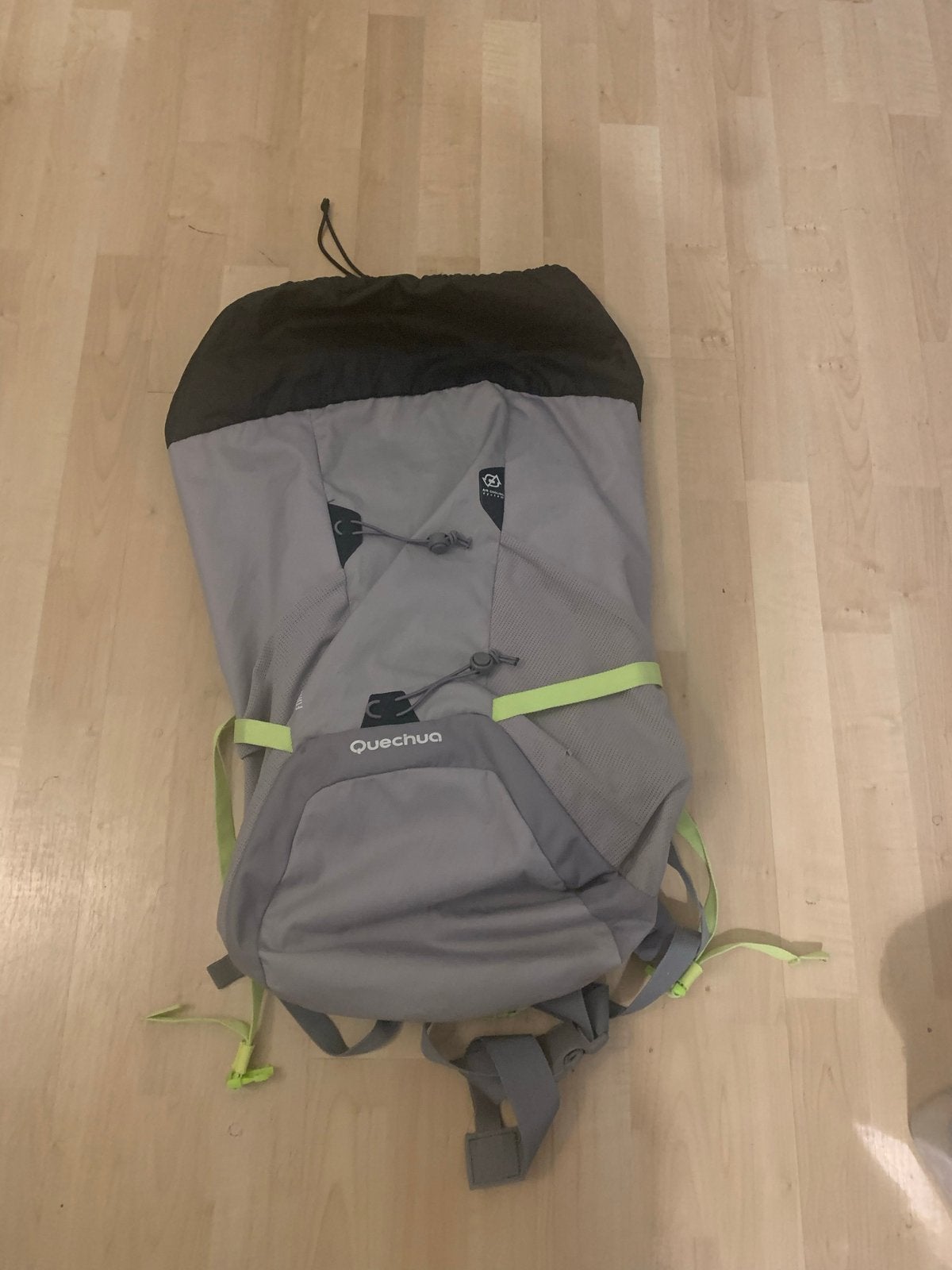 Quechua rugzak - Ideaal voor wandelen en dagtochten, Sieraden, Tassen en Uiterlijk, Tassen | Rugtassen, 25 tot 40 cm, Zo goed als nieuw