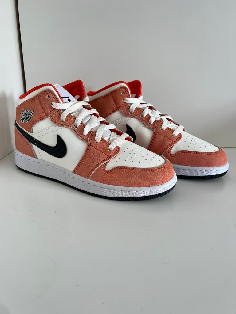 Nike Air Jordan 1 Mid Orange Suede (GS) Maat 37,5, Kleding | Dames, Schoenen, Overige kleuren, ., Nieuw, Ophalen of Verzenden