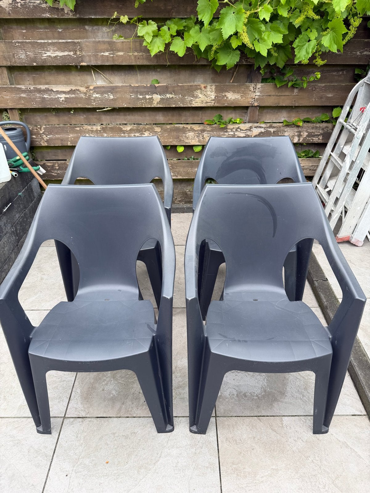 4x Donkergrijze Kunststof Tuinstoelen, Ophalen, Zo goed als nieuw, Kunststof, Stapelbaar