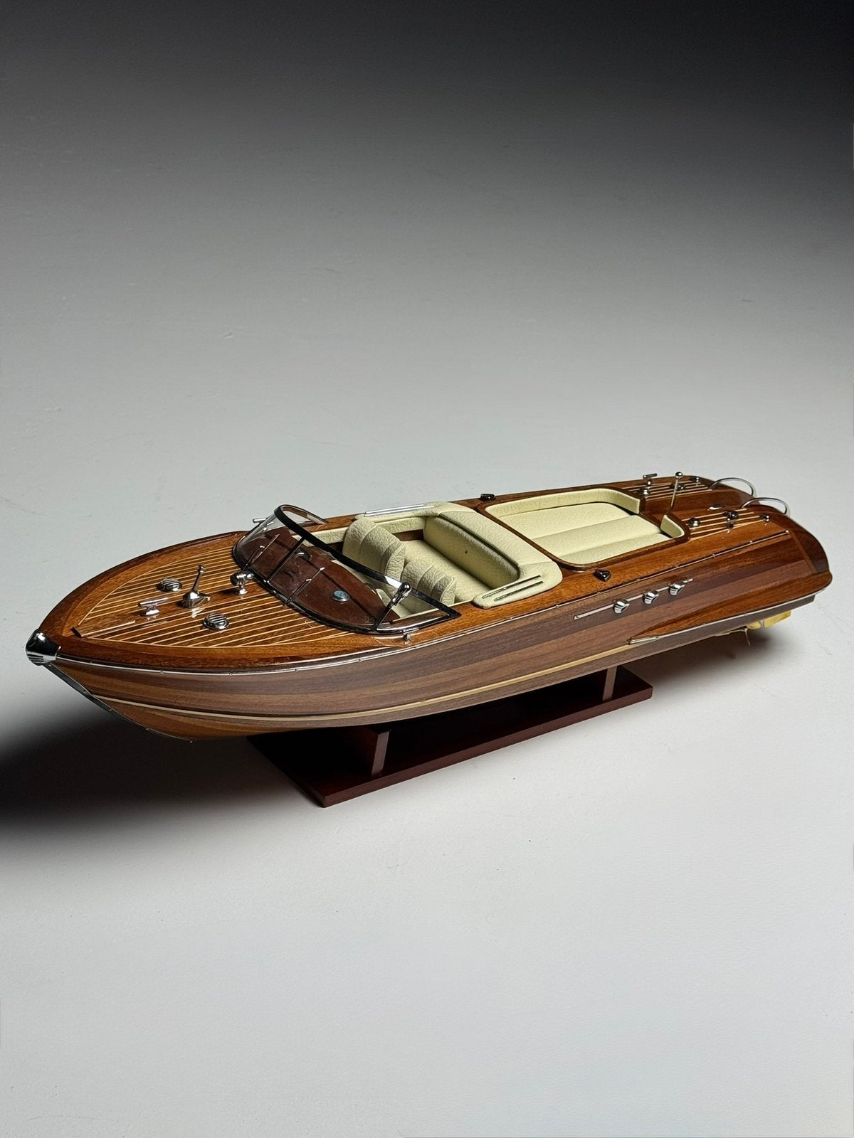Riva modelboot op standaard, Hobby en Vrije tijd, Ophalen of Verzenden, Zo goed als nieuw