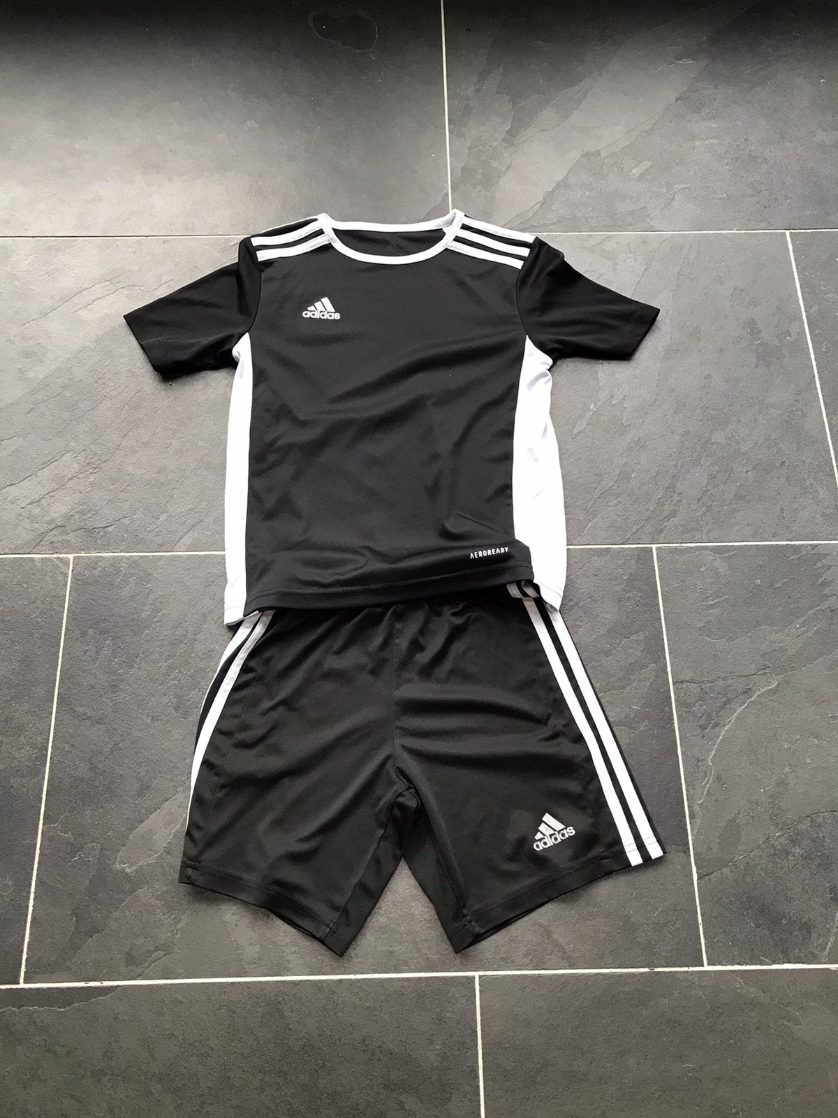 Adidas sportsetje maat 140, Ophalen of Verzenden, Zo goed als nieuw