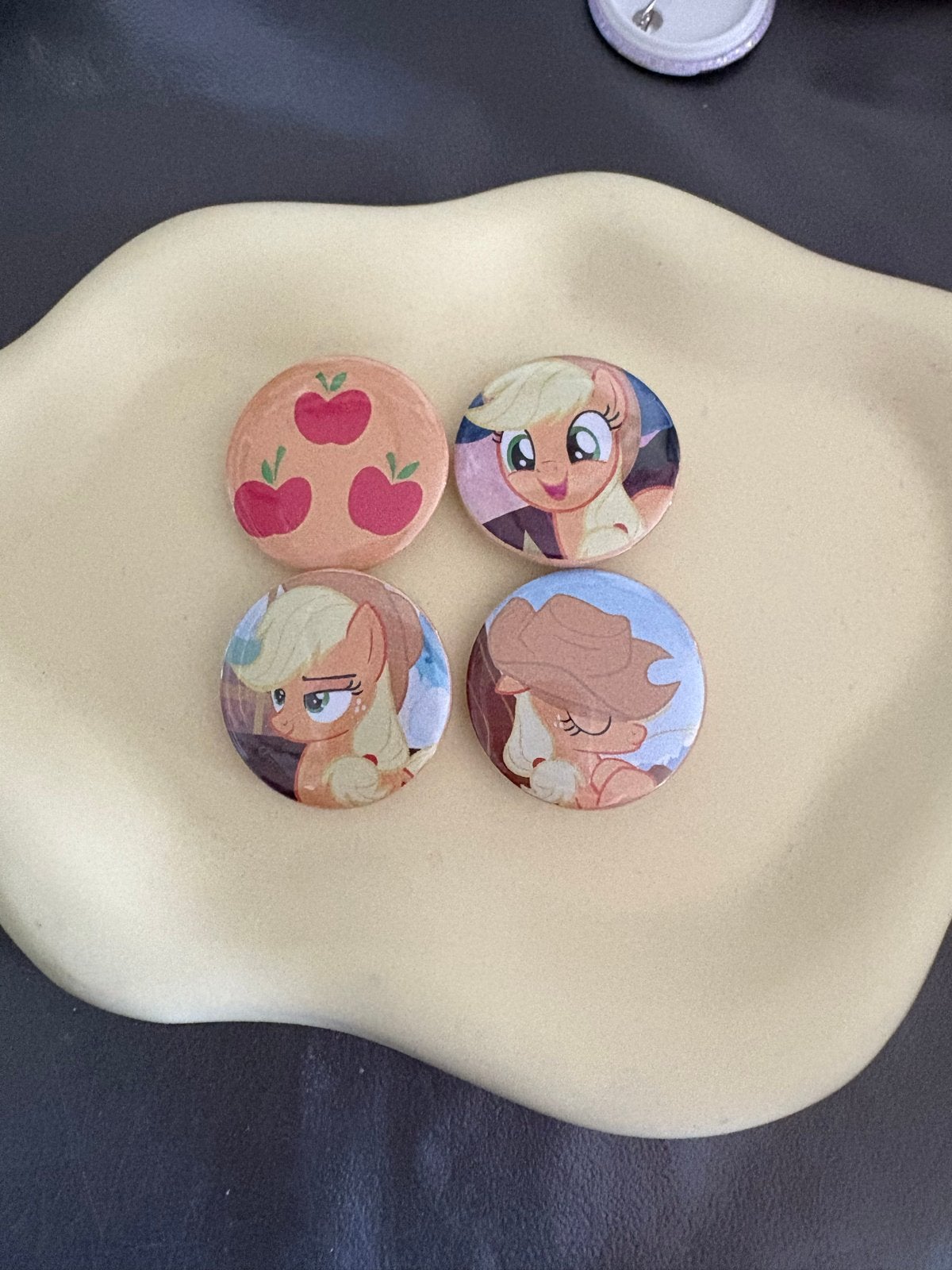My Little Pony Applejack Buttons/Pins Set, Verzamelen, Speldjes, Pins en Buttons, Verzenden, Gebruikt, Figuurtje, Button