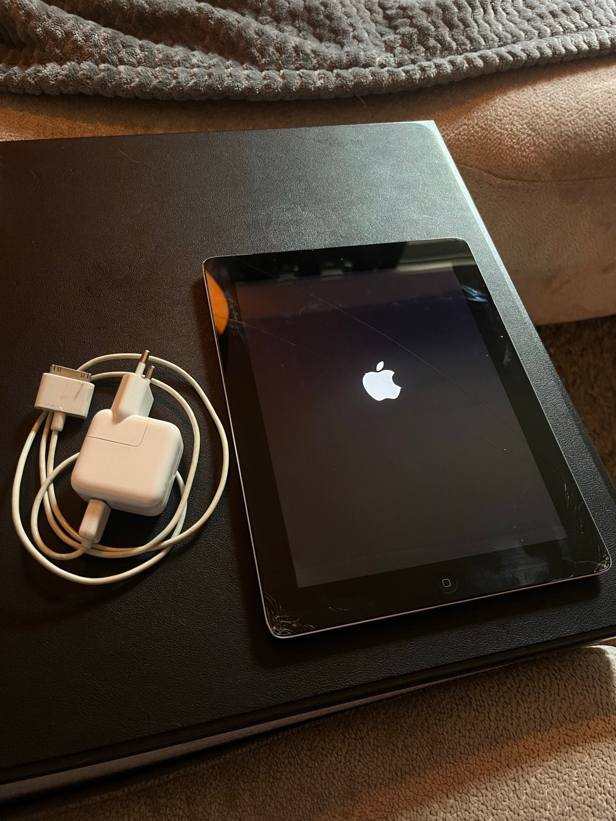 Apple iPad 2 met oplader, Computers en Software, Apple iPads, Gebruikt, Apple iPad, Wi-Fi, 9 inch, 16 GB, Ophalen