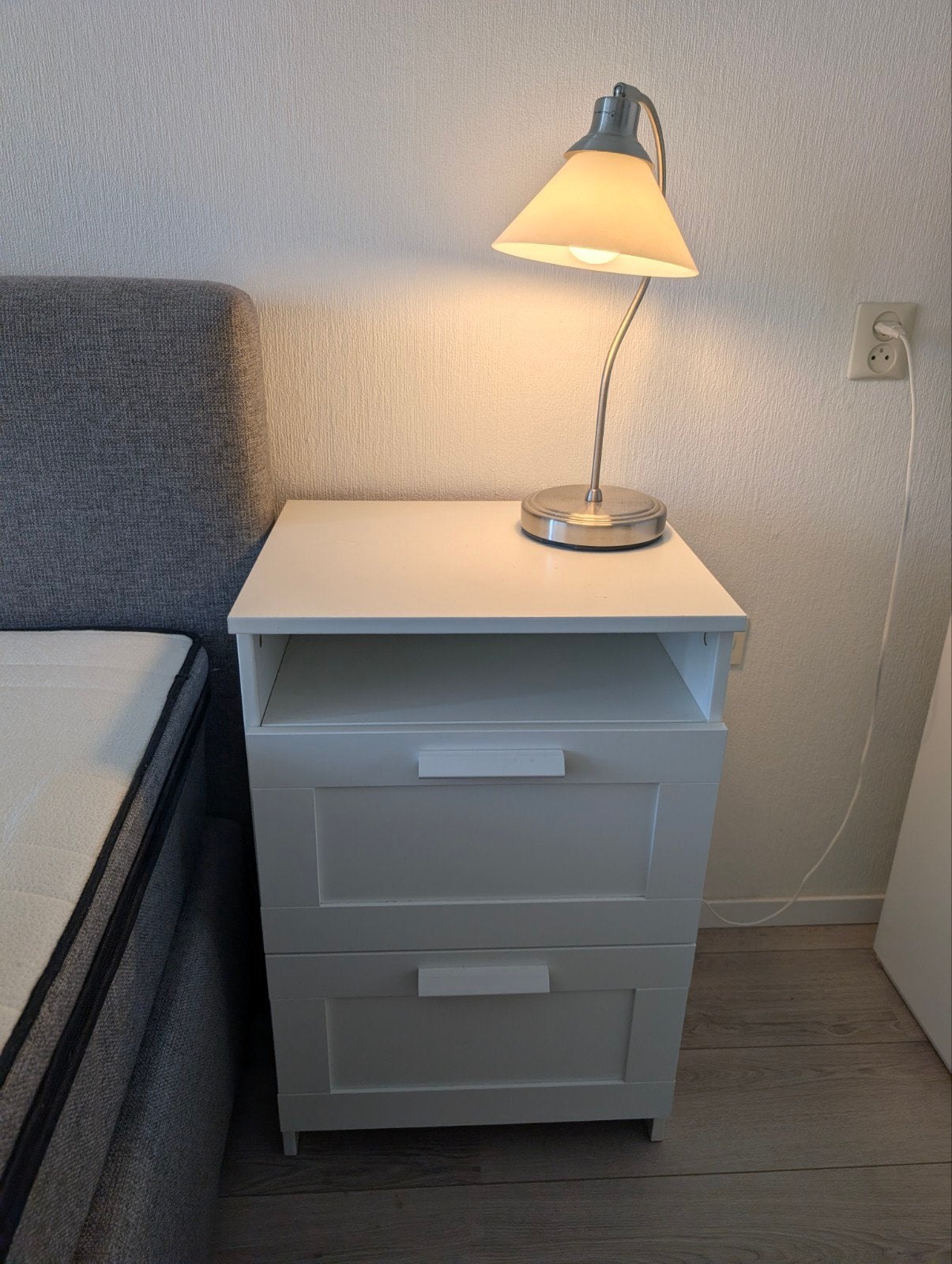 Titel: 2x Witte Nachtkastjes + 2 Werkende Tafellampen | Comp, Huis en Inrichting, Ophalen, Gebruikt
