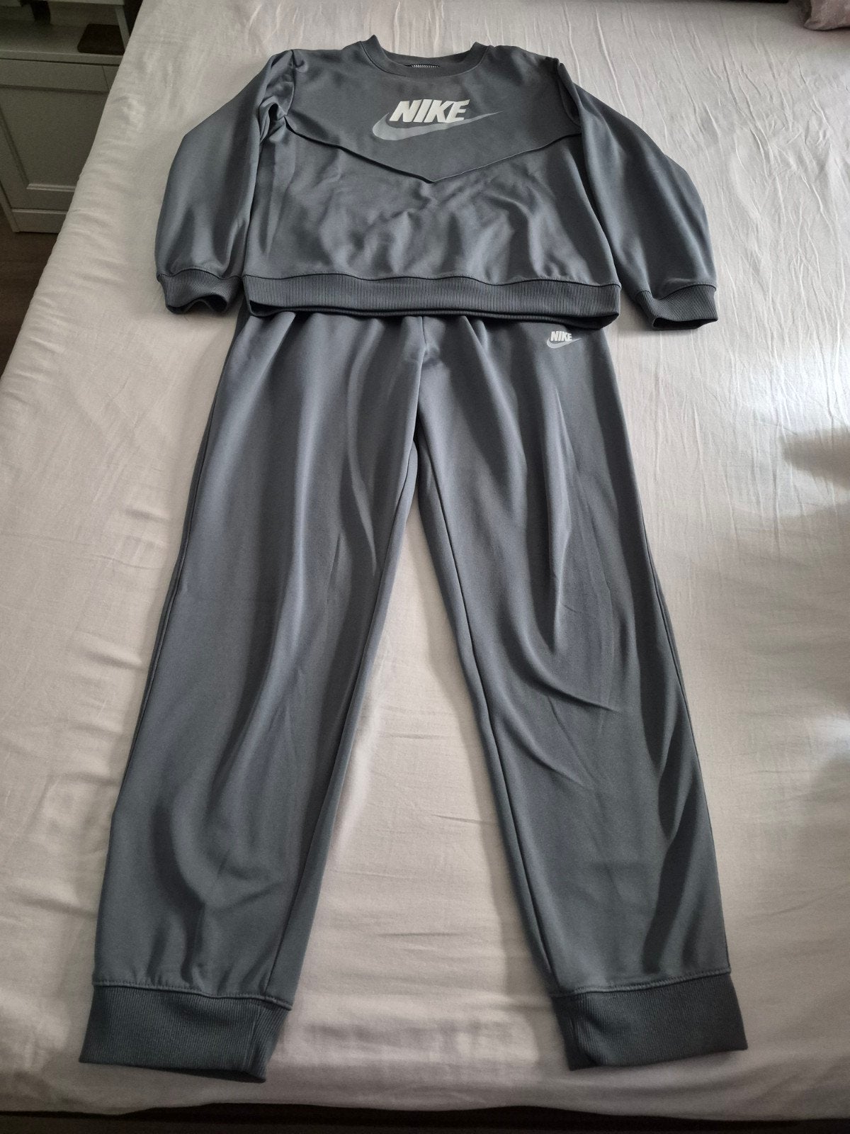 Nike trainingspak grijs - maat XL (158-170 cm), Ophalen of Verzenden, Zo goed als nieuw, Nike, Jongen of Meisje