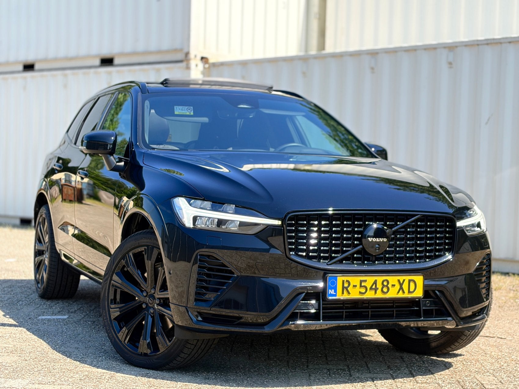 Volvo XC60 T6 Plug-in Dealer 360° AWD H&K Pano BTW Garantie, Auto's, Automaat, 1969 cc, 138 €/maand, Leder en Stof