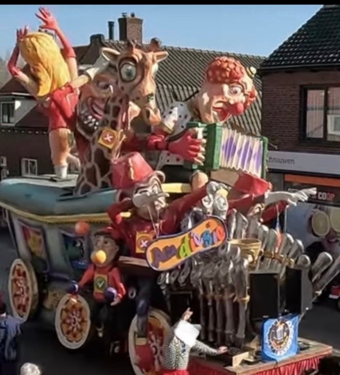 Mooie paverpol carnavalswagen thema circus freak, Ophalen, Carnaval