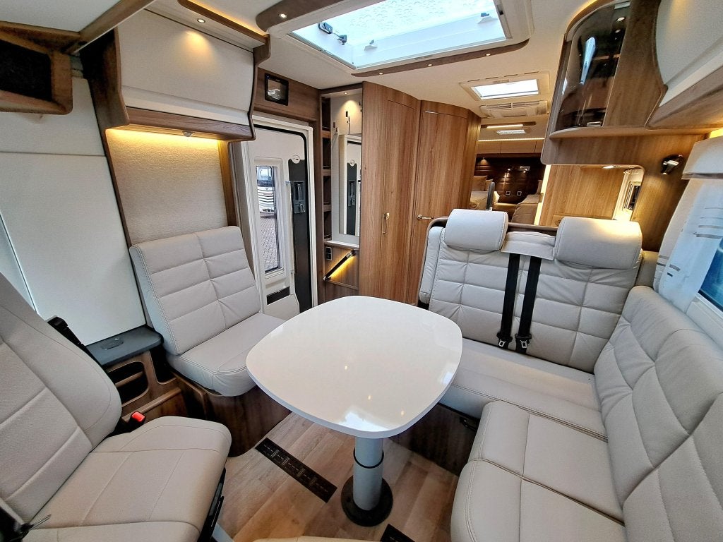 Kabe Travel Master Imperial I810 LGB, Afzuigkap, Luifel, Vloeistofverwarming, Bedrijf