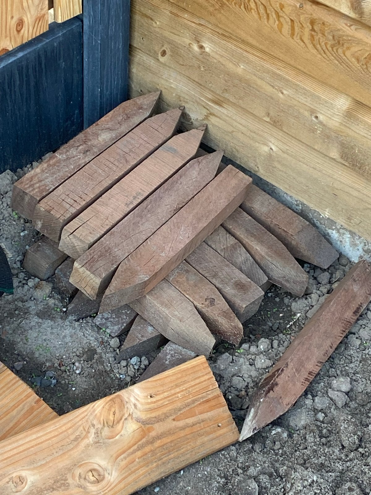 18 hardhouten piketpaaltjes, Ophalen, Palen, Nieuw, Hardhout