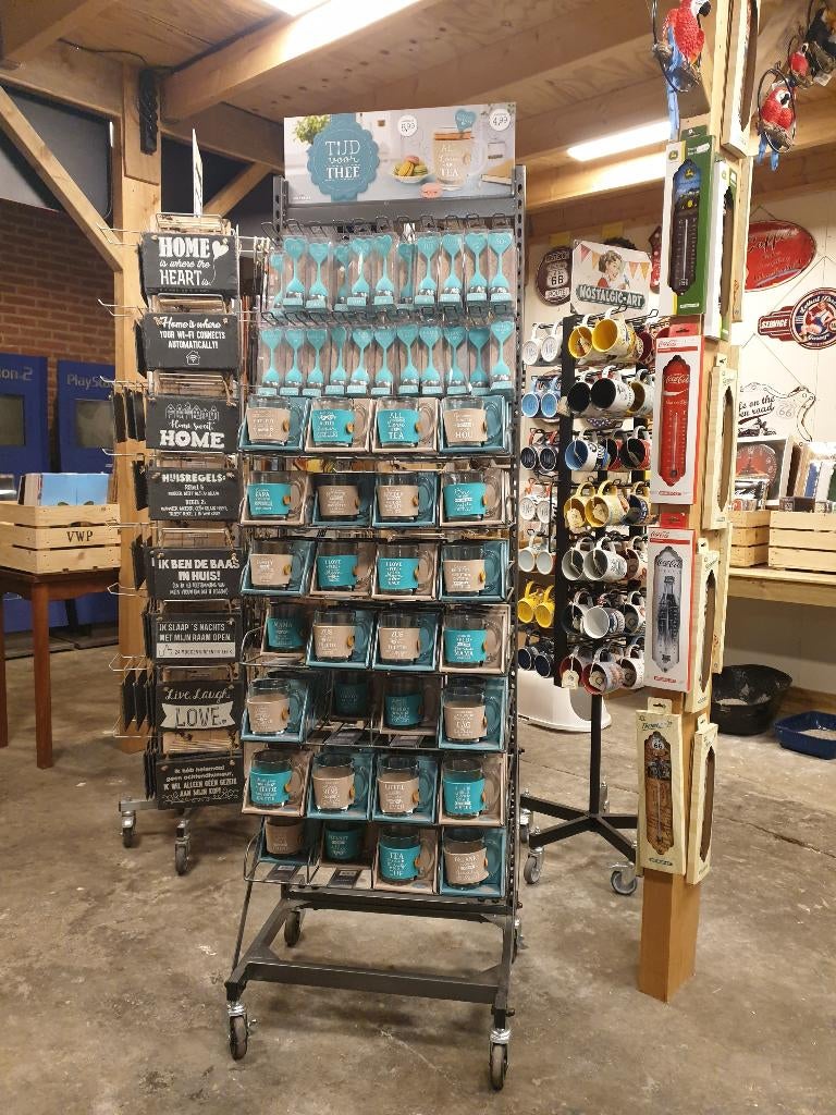 display met 60 theeglazen, 50 theezeefjes met tekst, Ophalen, Glas of Glazen, Nieuw, Glas