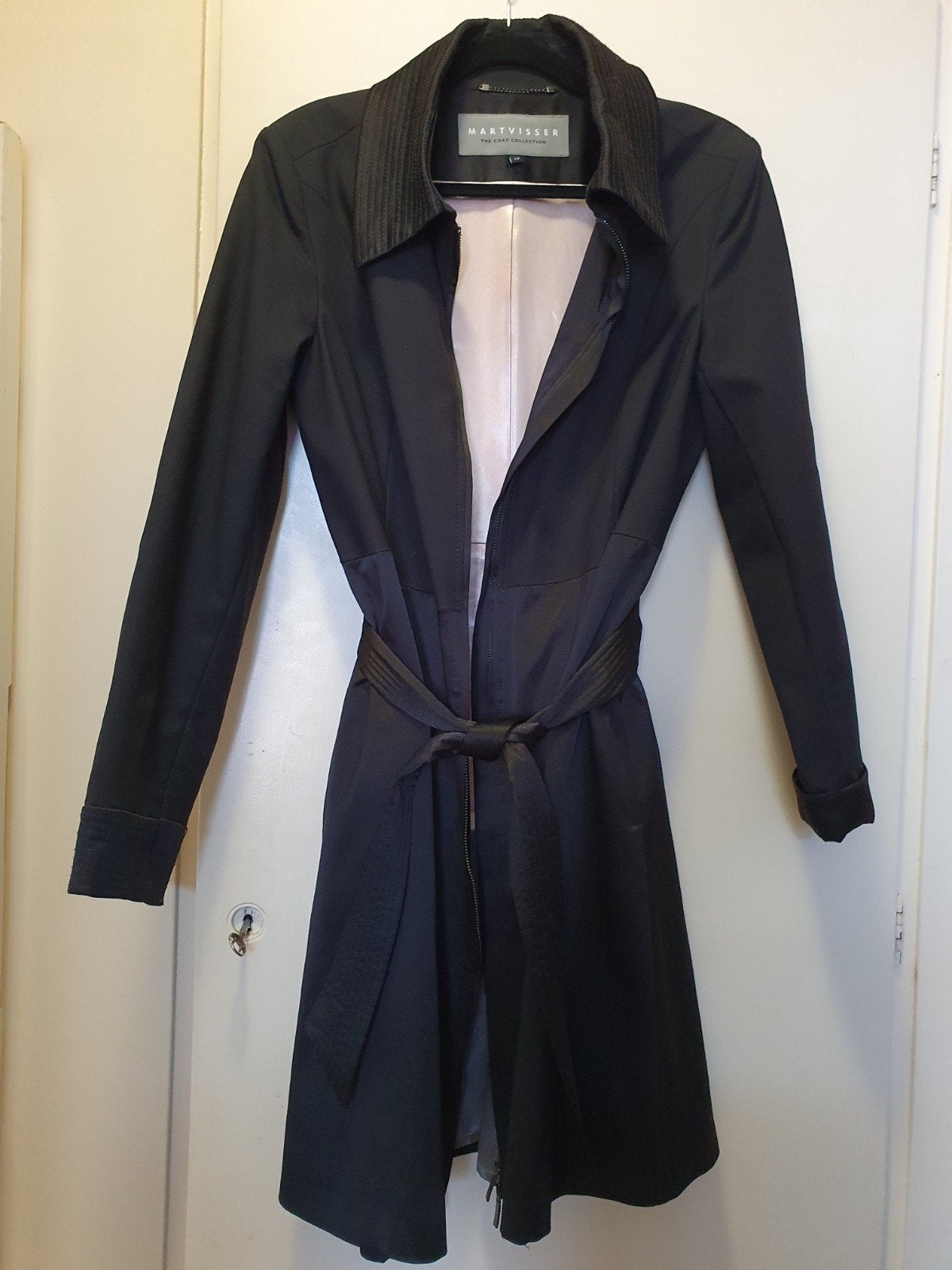 Trench coat Mart Visser 42, Ophalen of Verzenden, Zo goed als nieuw, Maat 42/44 (L), Zwart