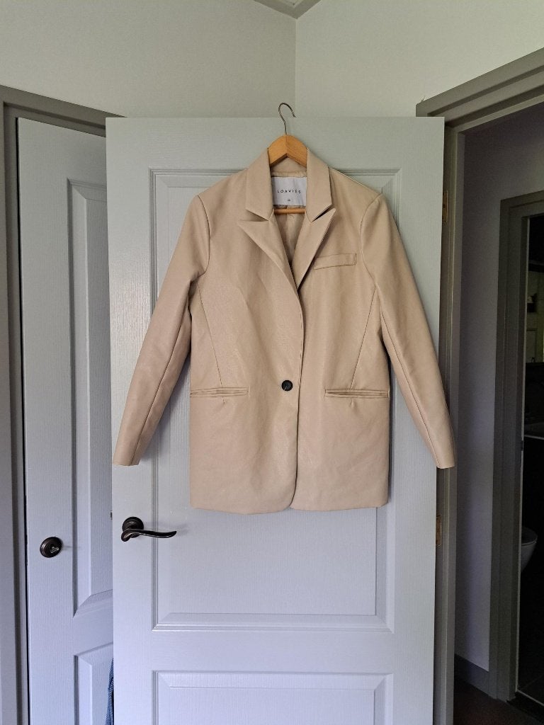 Prachtige lederlook blazer van Loavies, maat XS. Oversized., Beige, Ophalen of Verzenden, Jasje, Maat 34 (XS) of kleiner