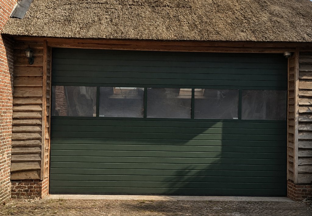 Donkergroene garagedeur met ramen, Doe-het-zelf en Verbouw, Deuren en Horren, Ophalen, Gebruikt, Garagedeur, Metaal