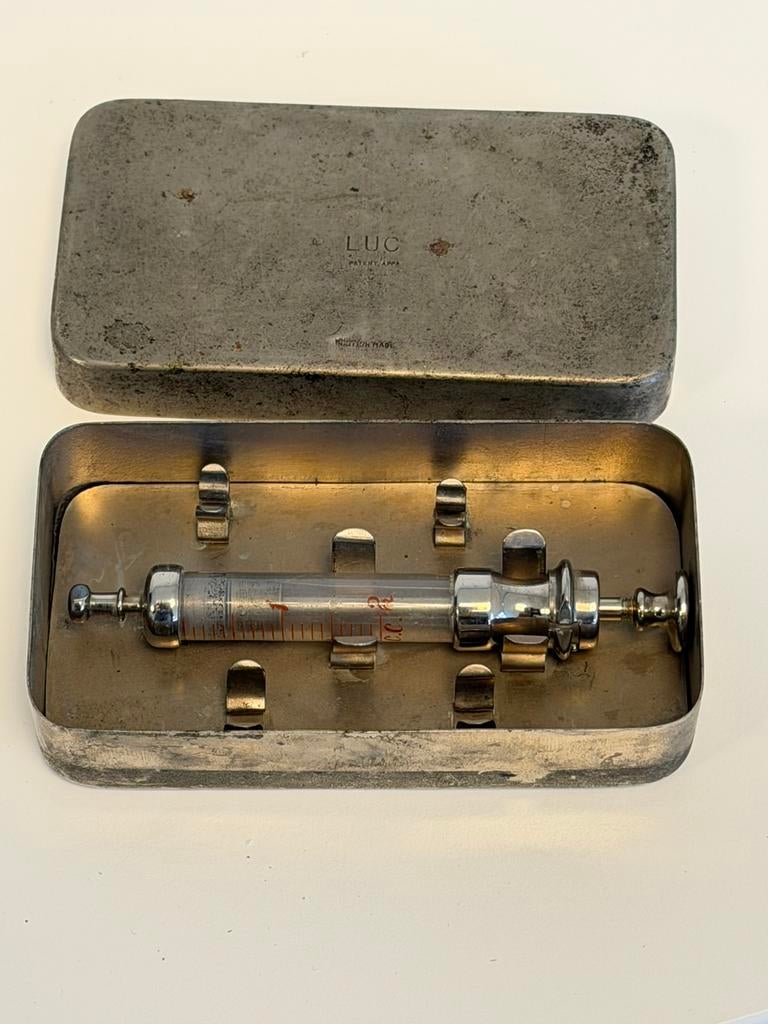 Antiek Glazen glas Medische Injectiespuit in blik 1940 LUC, Antiek en Kunst, Ophalen of Verzenden