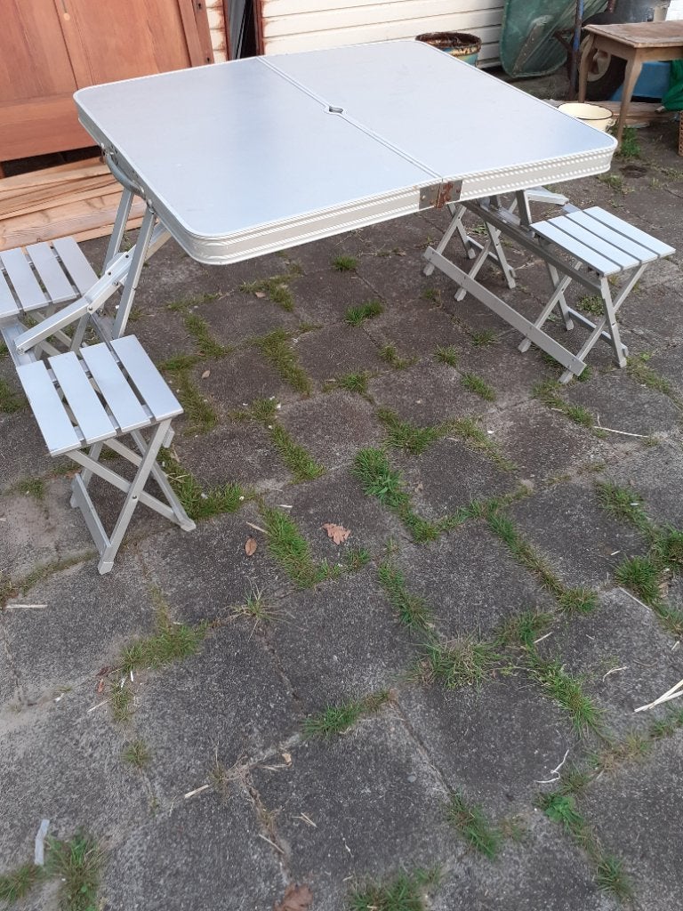 Inklapbare picknicktafel met 4 aangebouwde stoeltjes, Tuin en Terras, Picknicktafels, Ophalen, Gebruikt, Aluminium, Inklapbaar