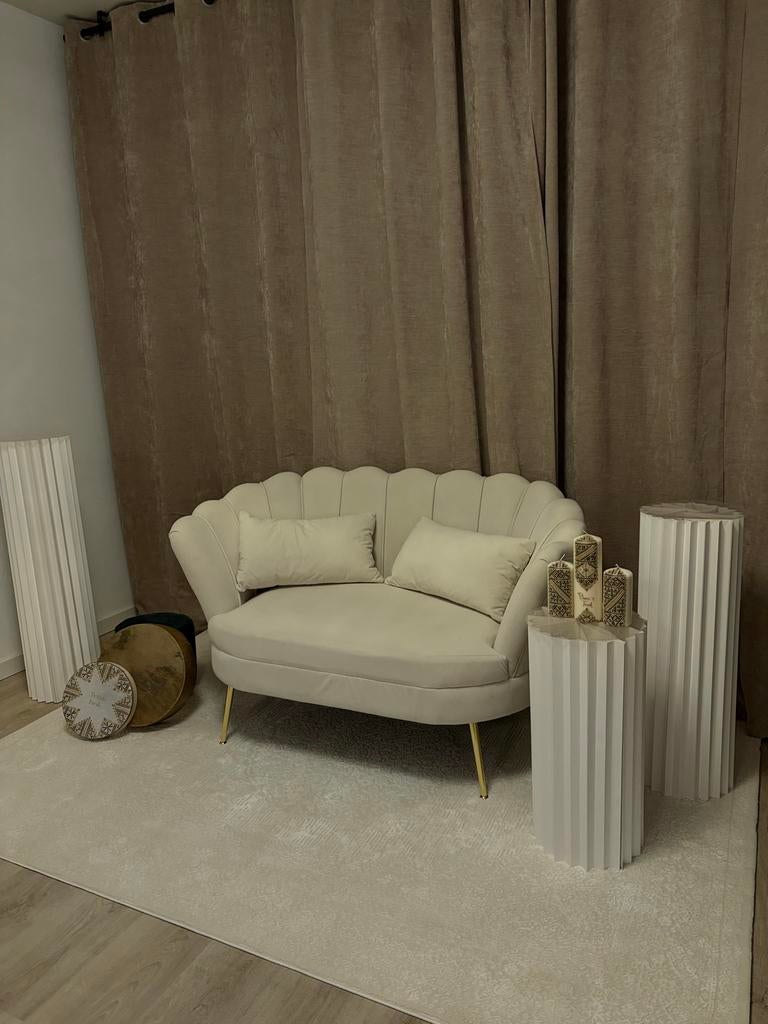 Luxe crèmekleurige schelpbank - Tweepersoons, Huis en Inrichting, Banken | Sofa's en Chaises Longues, 150 tot 200 cm, Tweepersoons