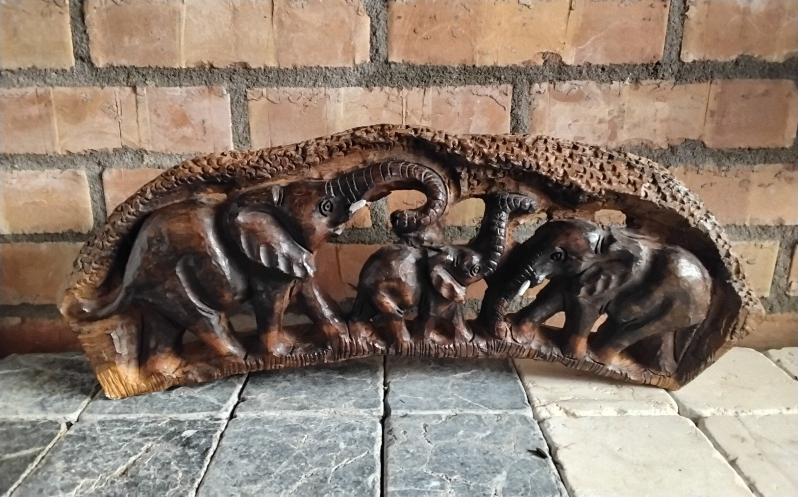 Hardhouten Houtsnijwerk: Olifantenfamilie op Boomstam, Ophalen