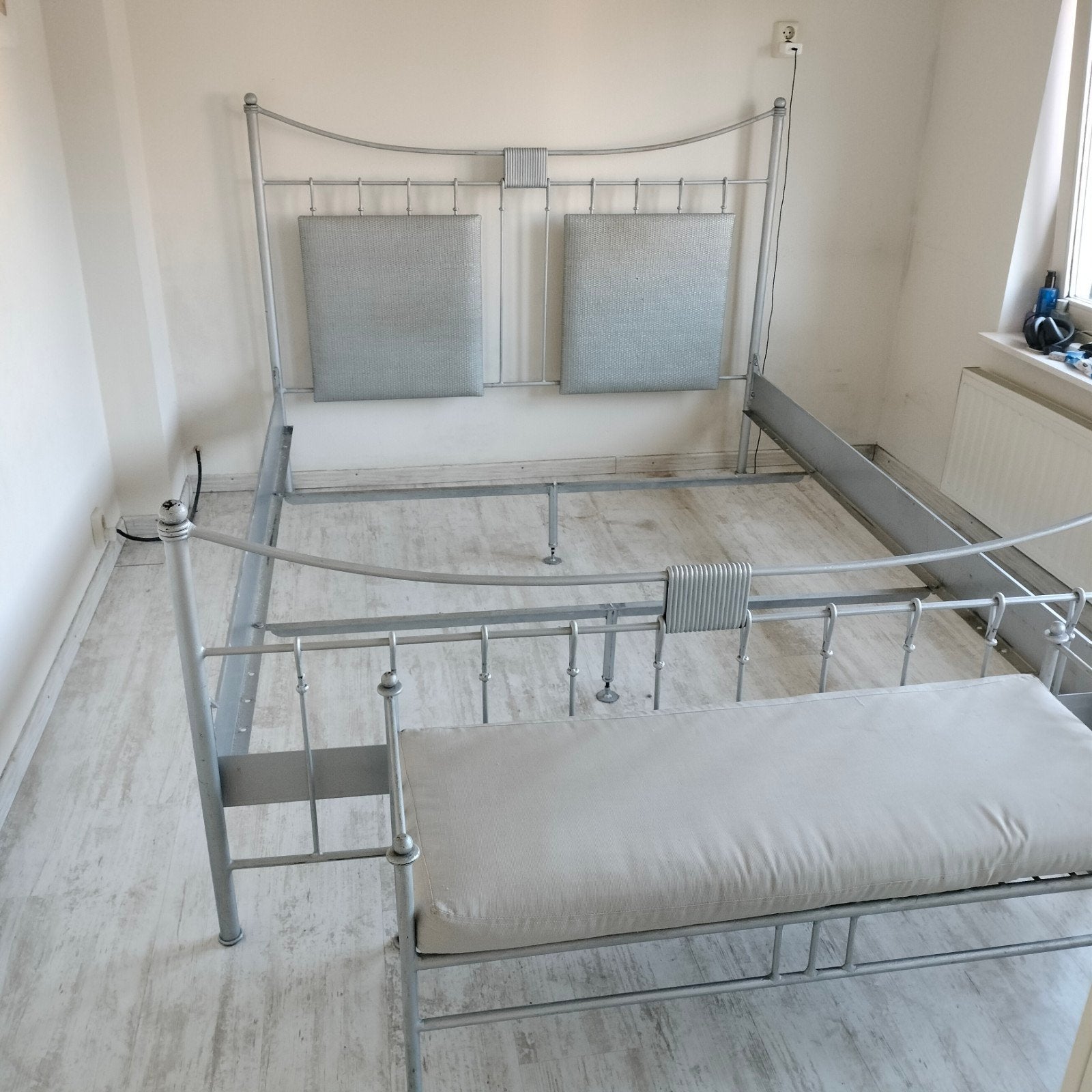 Metalen bedframe met bankje, 160x200 cm, Ophalen, Gebruikt, Tweepersoons, 200 cm