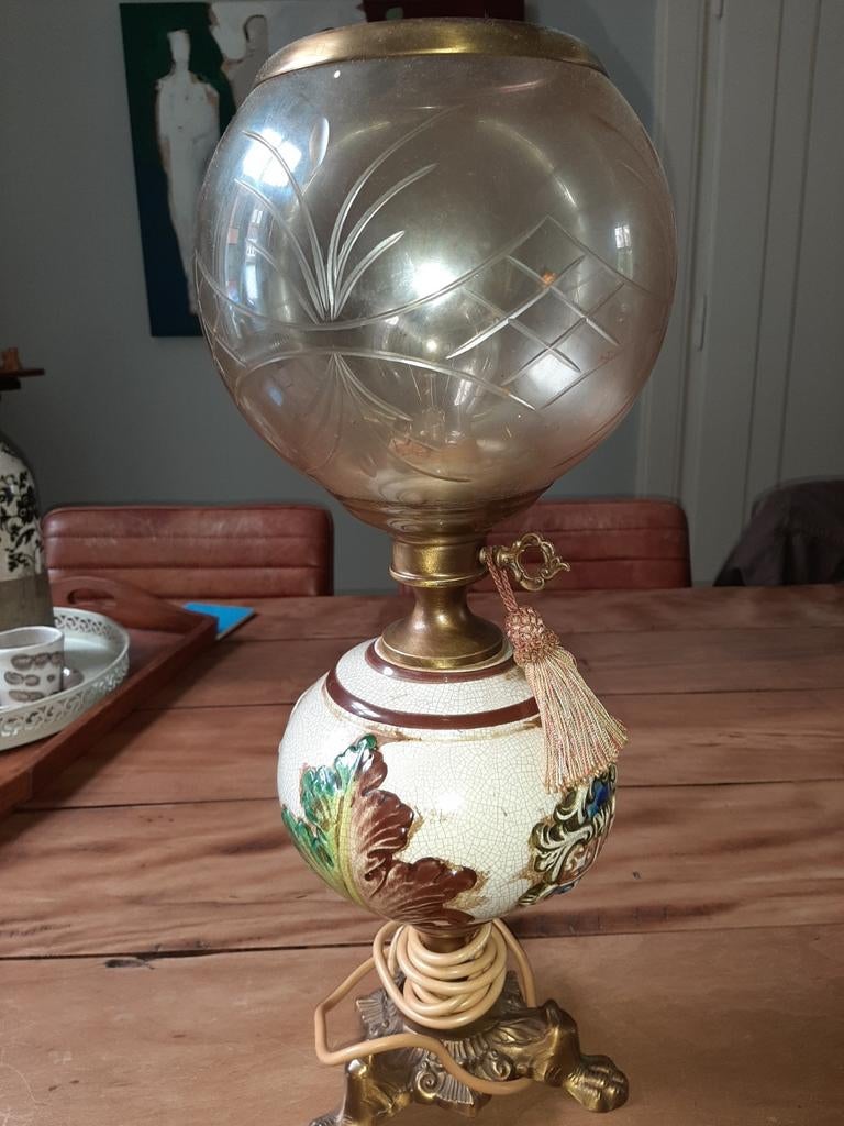 Oude lamp met glazen bol en kwastje, Ophalen