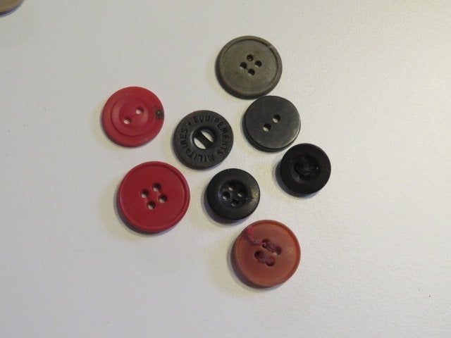 50 CENT OF GRATIS Zakje met verschillende knopen rood zwart, Hobby en Vrije tijd, Ophalen, Zo goed als nieuw, Knoop of Knopen