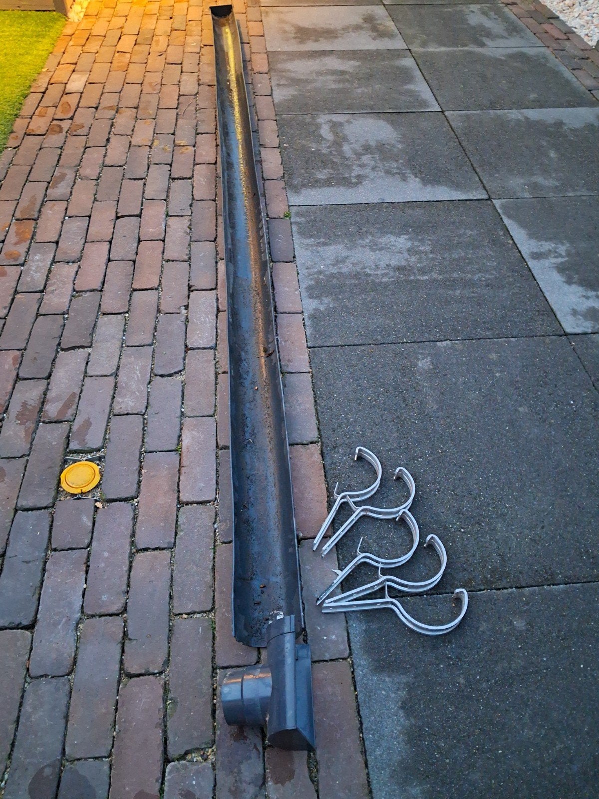 Kunststof mastgoot met gootbeugels en uitloop, 3m lang, Ophalen, Gebruikt, Pvc, 2 tot 4 meter
