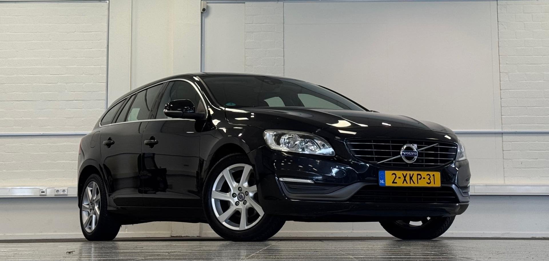 Volvo V60 1.6 T3 Momentum Navigatie 3e Eigenaar Garantie Moo, Auto's, Voorwielaandrijving, Stof, Gebruikt, Zwart
