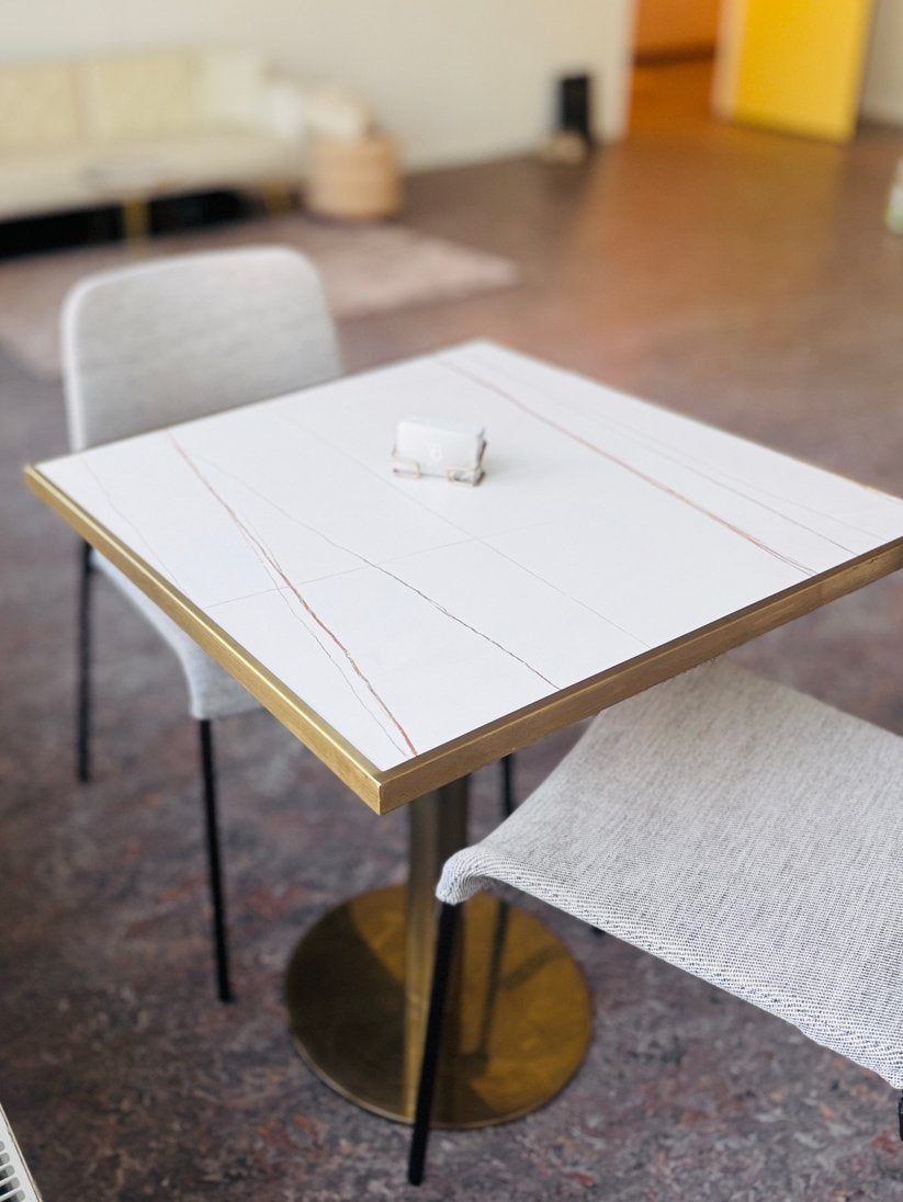 Chique Eettafel met Gouden Poot, 2 Stoelen & Salontafel, Huis en Inrichting, Tafels | Eettafels, Ophalen, Vierkant, Tot twee personen