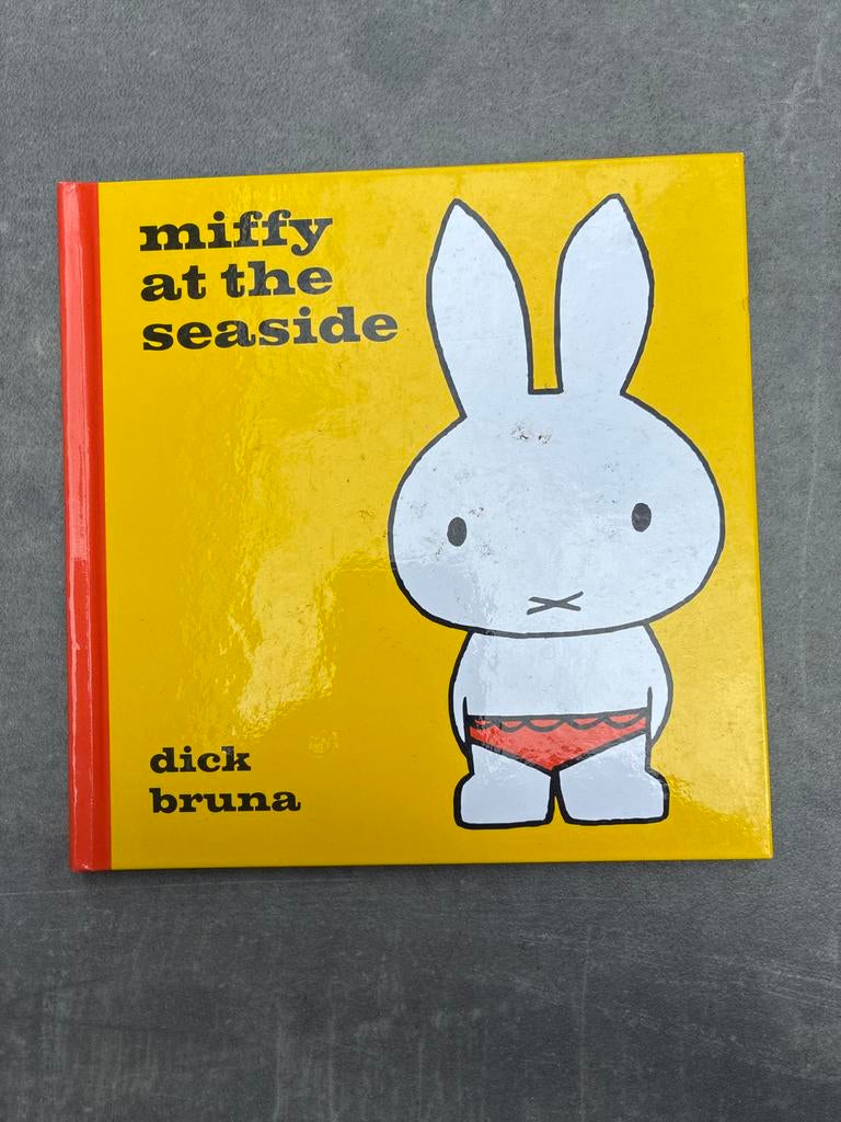 Nijntje aan Zee - Dick Bruna (Engels), Ophalen of Verzenden, Zo goed als nieuw, 2 tot 3 jaar