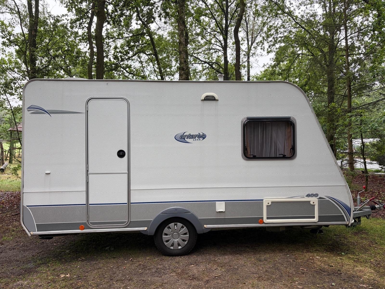 Caravelair Antares Luxe 400 - Compacte en complete caravan, Caravans en Kamperen, Vast bed, Treinzit, Particulier, Luifel