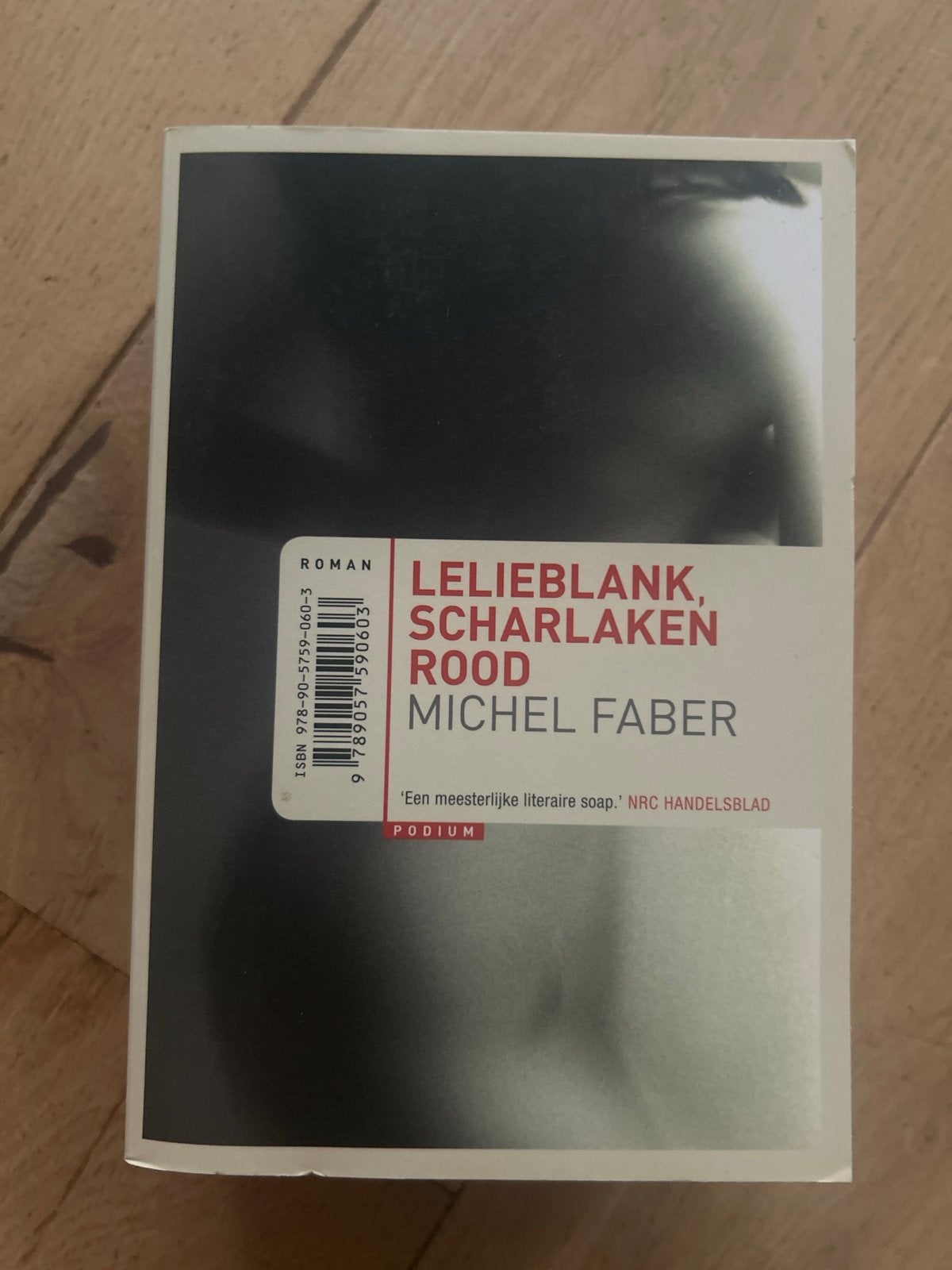 Lelielblank, Scharlaken Rood - Michel Faber (Roman), Ophalen, Zo goed als nieuw, Nederland