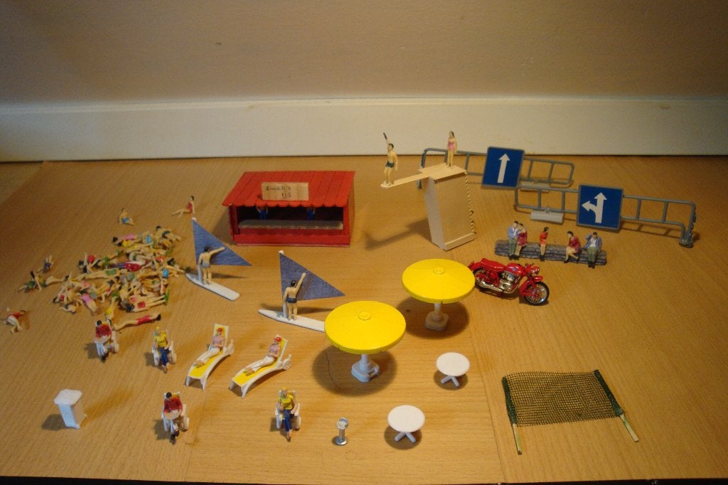 62 Figuurtjes met alles erop en aan in schaal 1:43