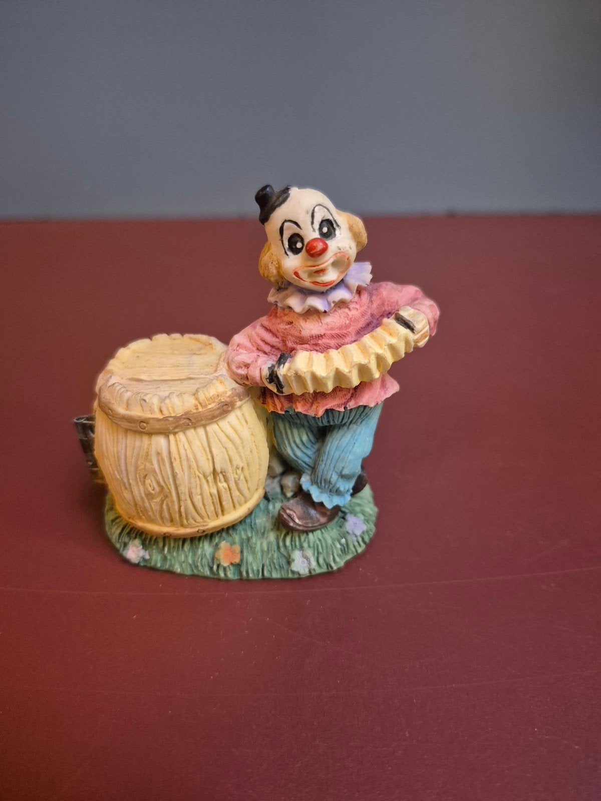 Clown beeldje met accordeon en verrassingsvat, Ophalen of Verzenden, Zo goed als nieuw, Mens