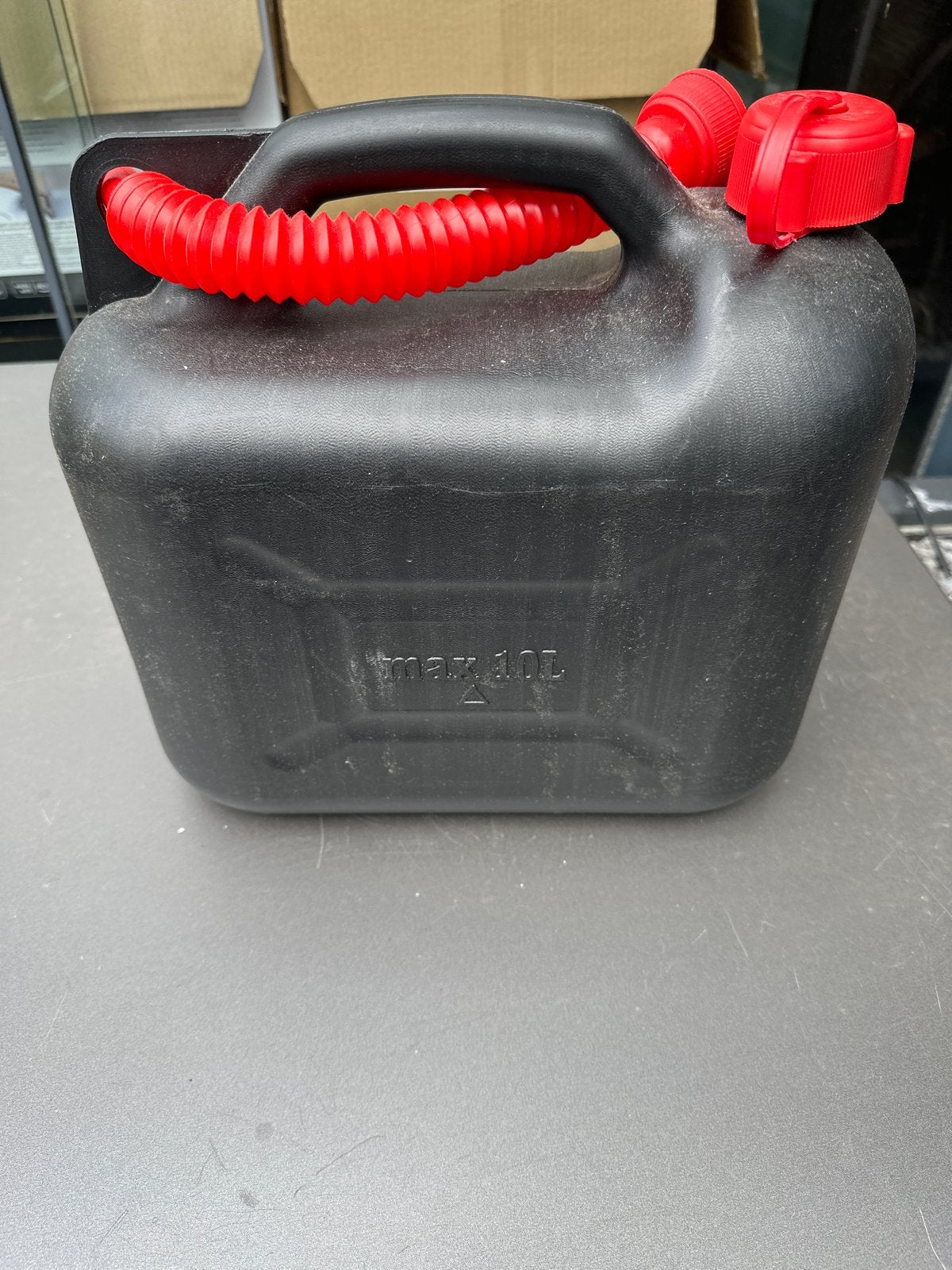 Jerrycan 10L - Zwart met rode schenktuit, Ophalen of Verzenden, Gebruikt, Universele onderdelen