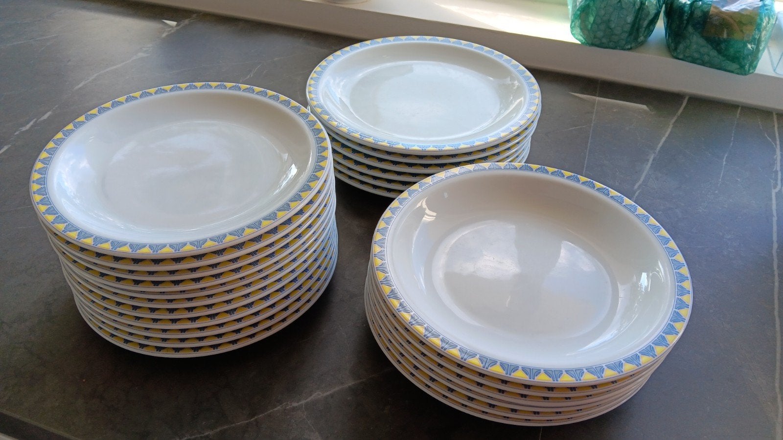 Compleet servies met borden, koppen, suikerpot en melkkan, Huis en Inrichting, Keuken | Servies, Ophalen, Gebruikt, Overige merken