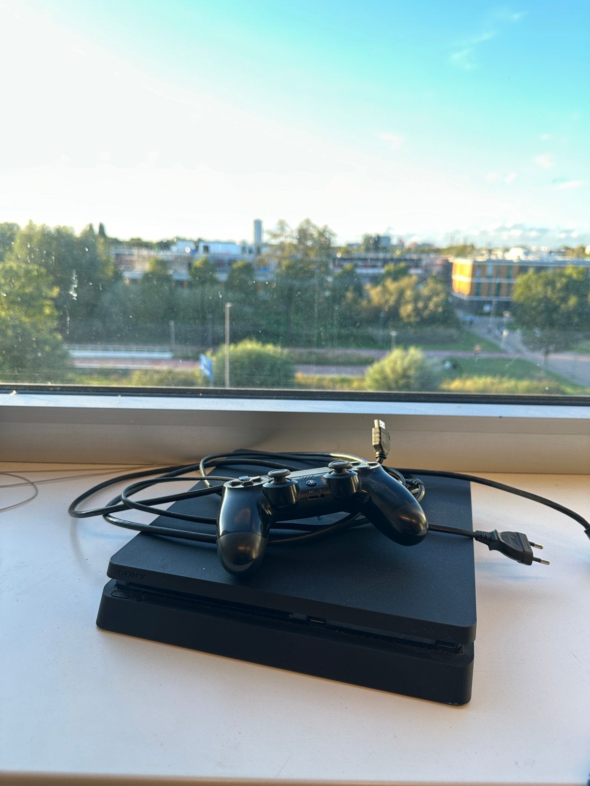 PlayStation 4 Slim 1TB, Spelcomputers en Games, Spelcomputers | Sony PlayStation 4, Met 2 controllers, Ophalen of Verzenden, Zo goed als nieuw