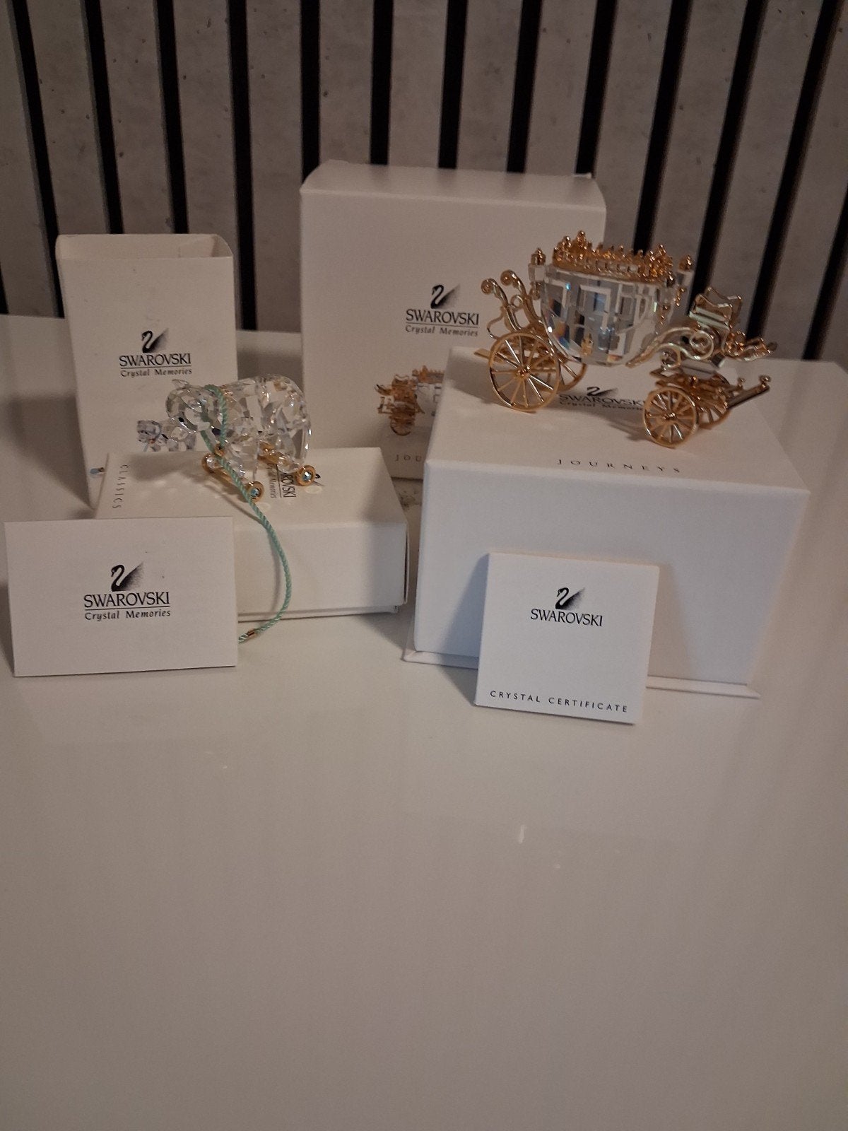 swarovski Memories Koets en beertje op wieltjes, Ophalen of Verzenden, Zo goed als nieuw, Figuurtje