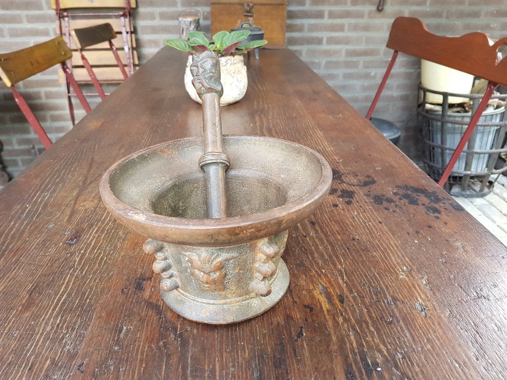 antieke vijzel en stamper met mascorons, Antiek en Kunst, Ophalen of Verzenden