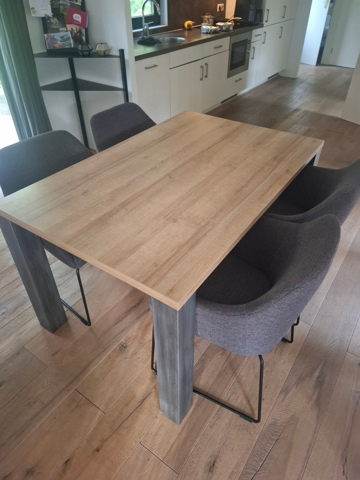 Moderne eettafel met houtlook blad., 100 tot 150 cm, Modern, Industrieel, 50 tot 100 cm, Zo goed als nieuw