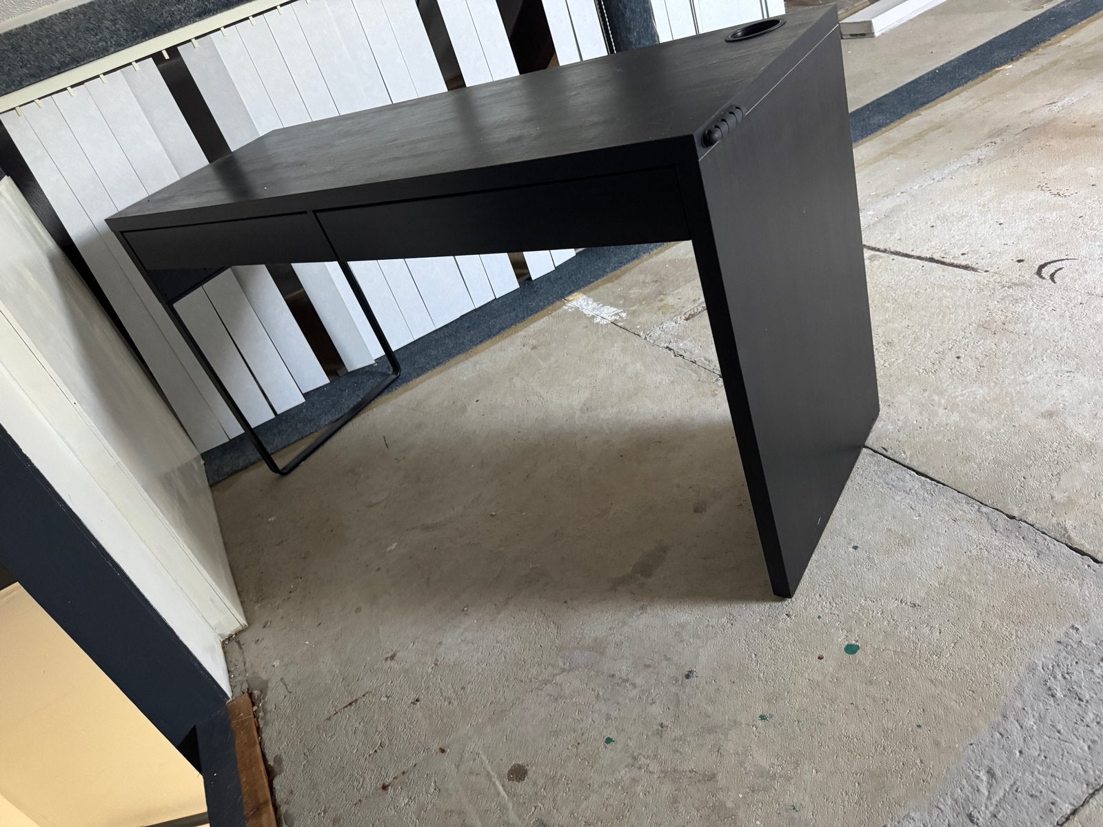 Ikea MICKE bureau met twee lades zwartbruin 142x50cm, Huis en Inrichting, Ophalen, Gebruikt, Met lades, Spaanplaat of MDF