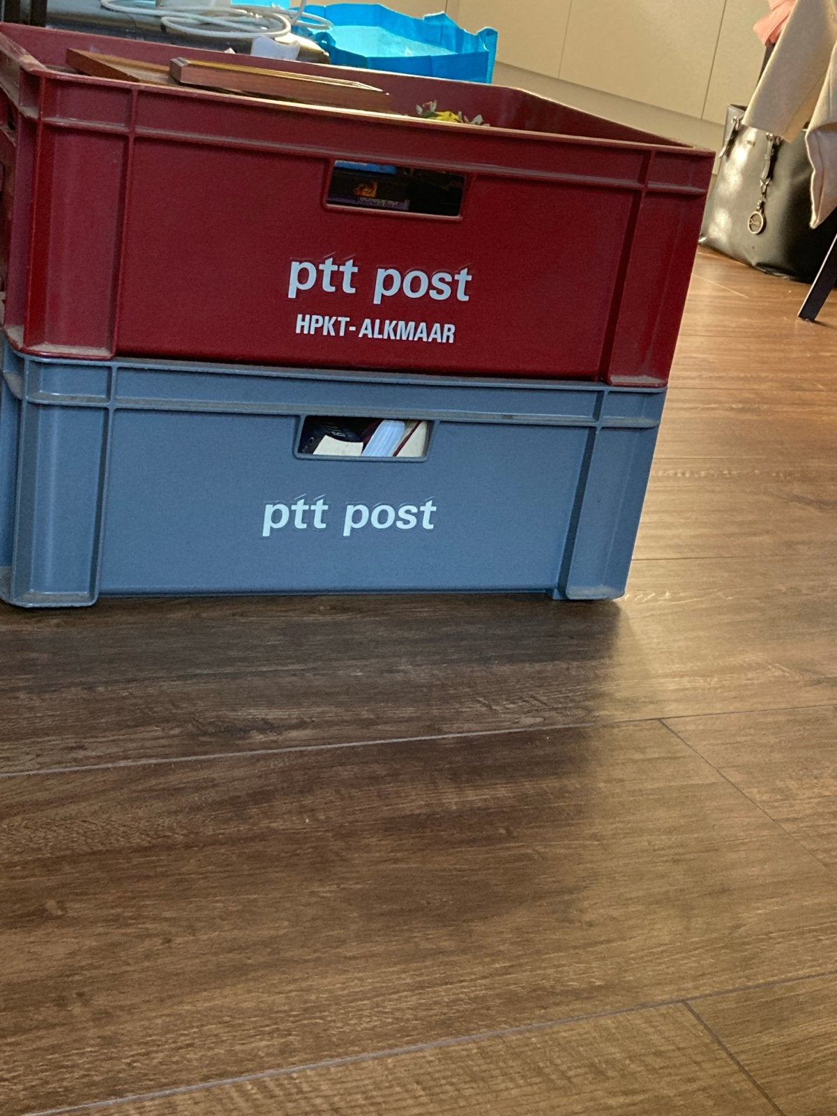 PTT Post kratten - Rood en Grijs, Ophalen, Gebruikt