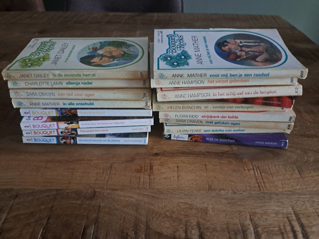 oudere pocket romans Intiem en Bouquet, Boeken, Ophalen of Verzenden, Gelezen, Diverse auteurs