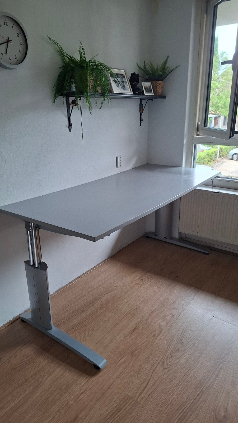 In hoogte verstelbaar bureau - Grijs, Ophalen, Zit-sta bureau, Gebruikt, In hoogte verstelbaar