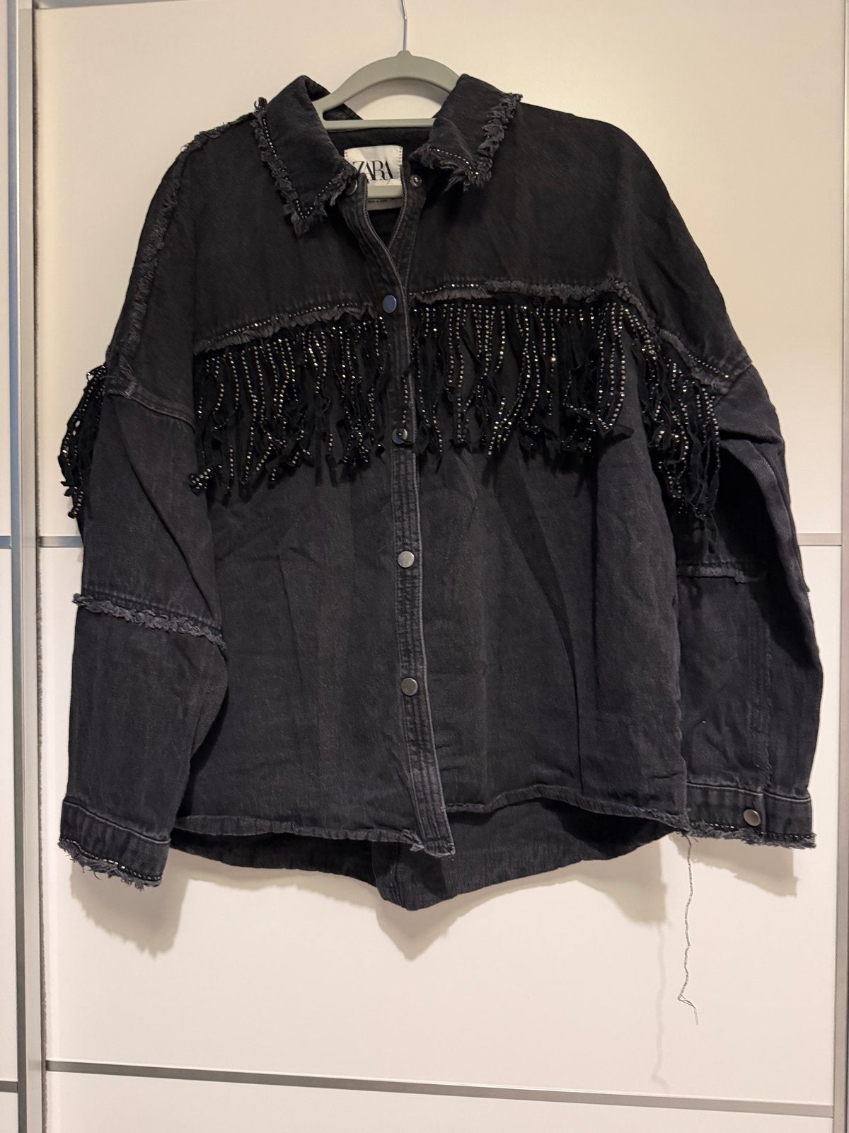 Zara spijkerjas met franjes en kralen - Maat M, Kleding | Dames, Ophalen of Verzenden, Zo goed als nieuw, Maat 38/40 (M), Zwart