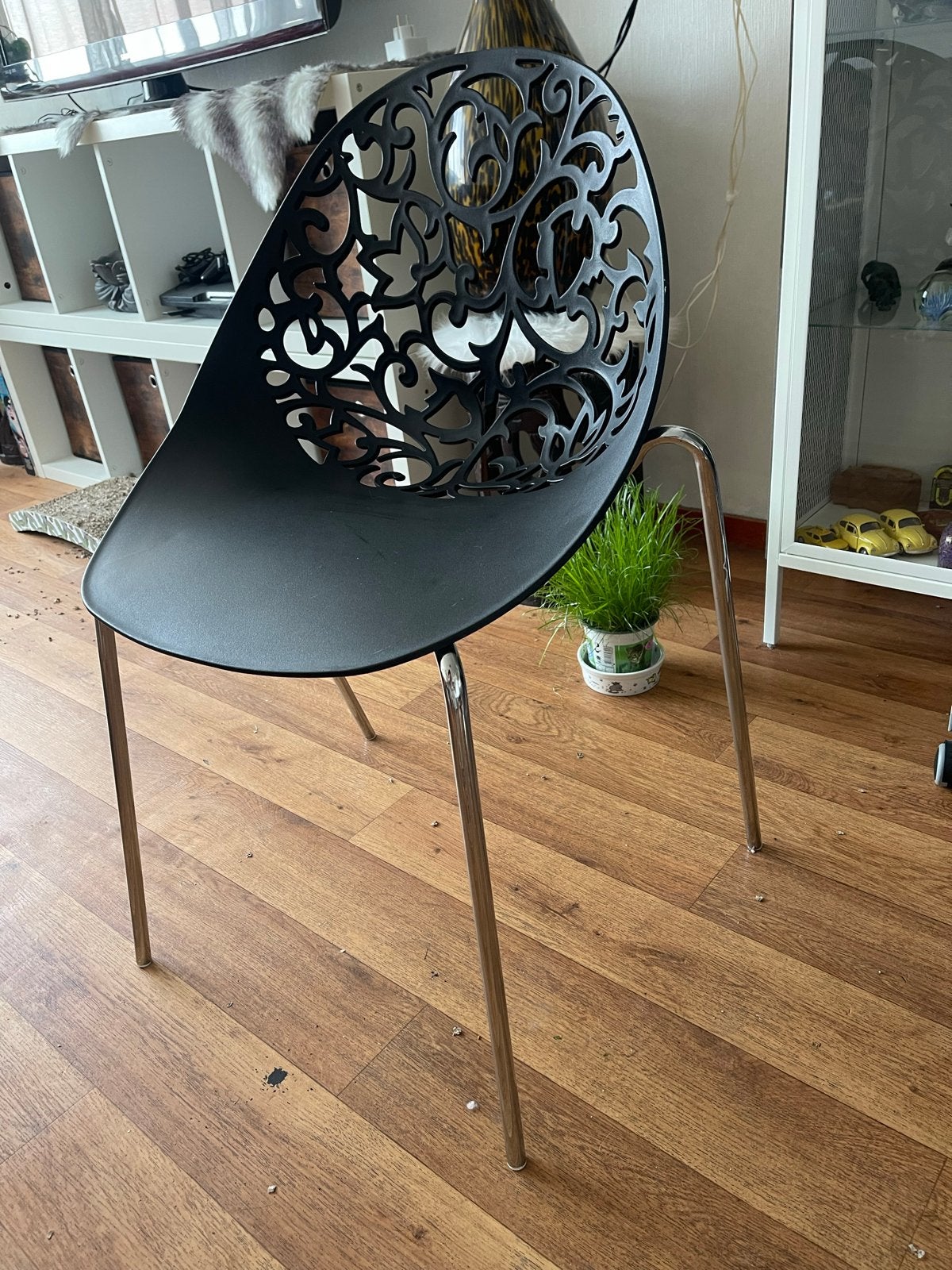 Zwarte stoel met opengewerkte rugleuning, Ophalen, Kunststof, Gebruikt, Zwart