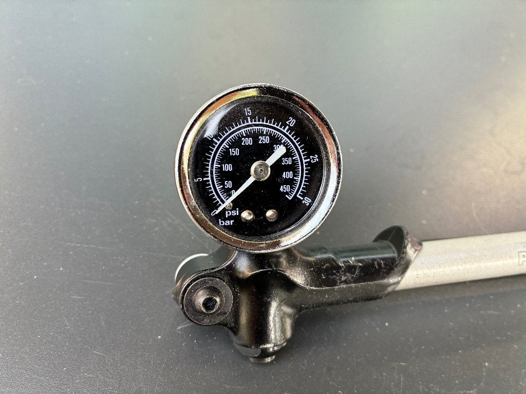PR Suspension pomp met drukmeter en fietspompje, Ophalen of Verzenden, Drukmeter, Gebruikt