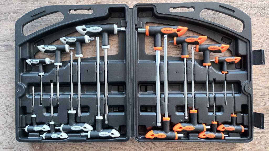 Nieuwe 16 delige Torxset en Inbusset , T grip in koffer, Dalen, Nieuw, Ophalen of Verzenden, Handelenmeer