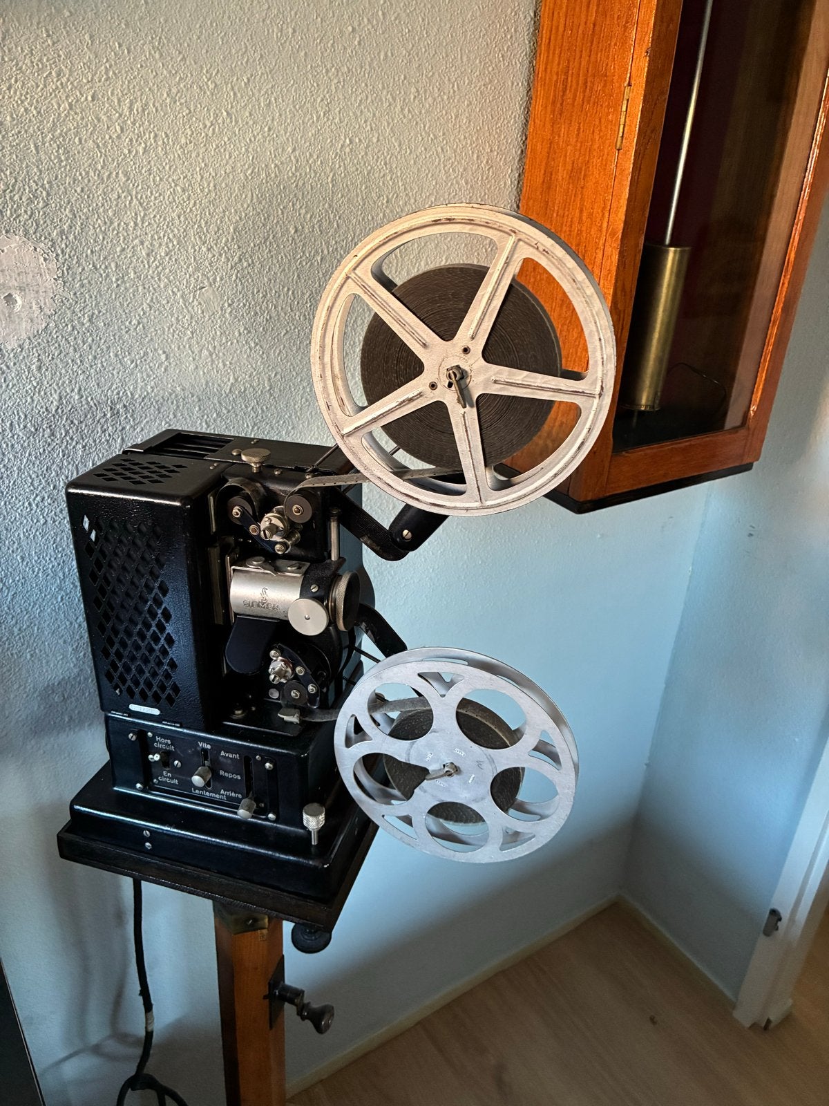 Vintage Siemens 16mm Filmprojector met Statief, Ophalen, 16mm film